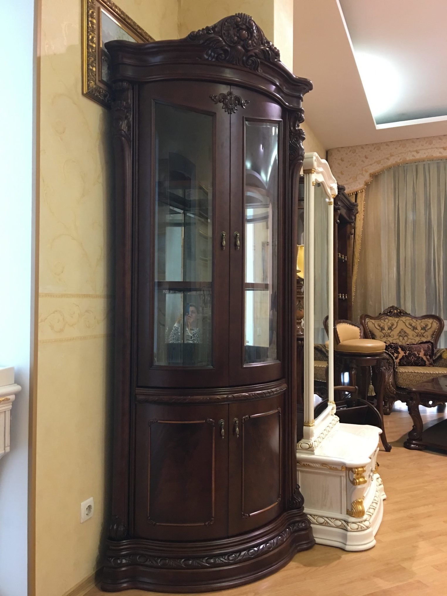 угловая витрина мод.208